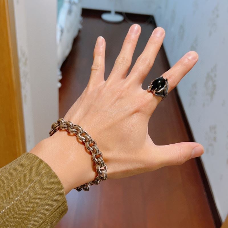 G*u*i bracelets